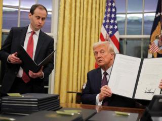 Donald Trump presume de los indultos a más de un millar de asaltantes del Capitolio.