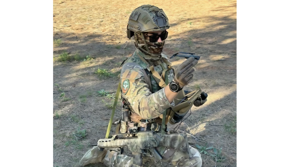 Miembro de los boinas verdes con el dron en la mano