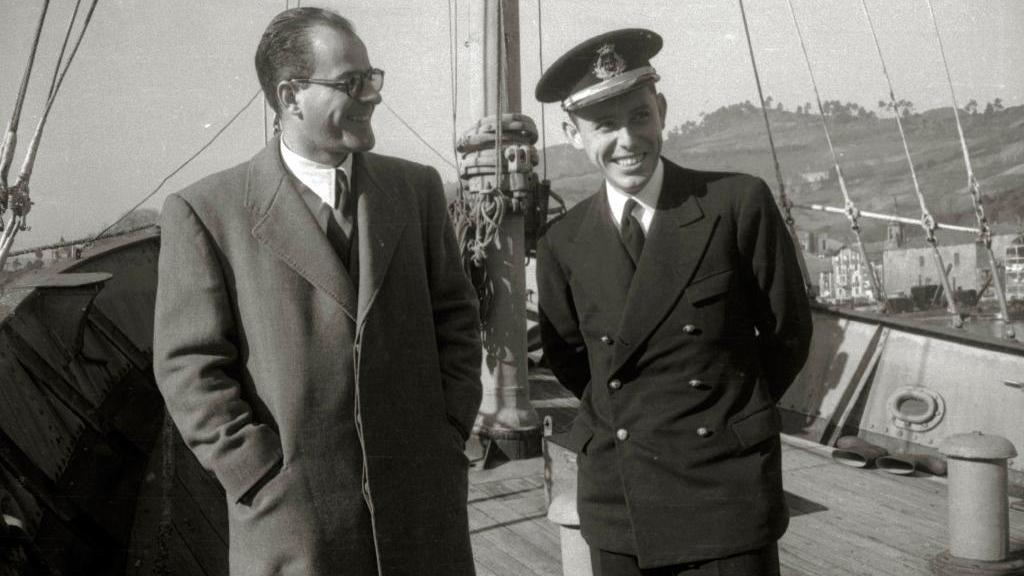 Cristóbal Colón de Carvajal y Maroto (d), padre del entrevistado, fue también comandante del Buque Escuela Juan Sebastián Elcano.