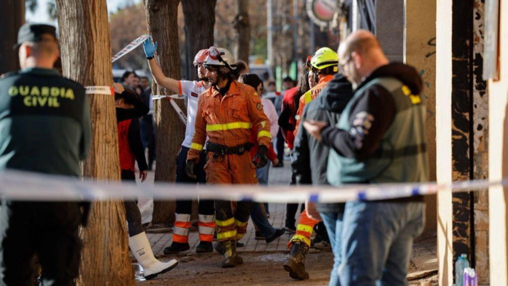 Servicios de emergencia ante el edificio donde este sábado murió el operario cartagenero Antonio José Torres.