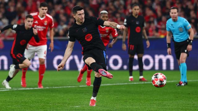 Lewandowski ejecuta el penalti ante el Benfica.