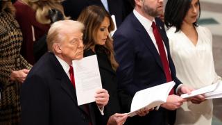 Donald Trump durante el oficio religioso tras su nombramiento como Presidente de EEUU