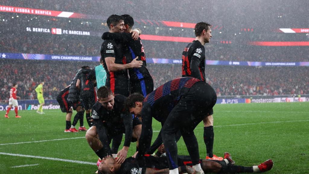 Los jugadores del Barcelona celebran el gol de Raphinha ante el Benfica.