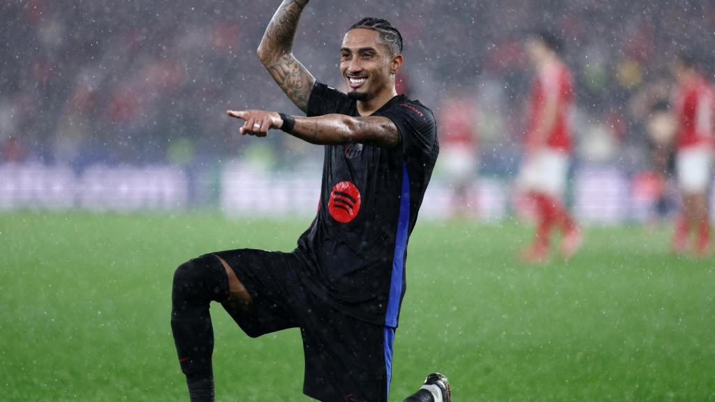 Raphinha celebra el quinto gol del Barcelona ante el Benfica.