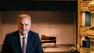Alfonso Ramón-Borja, en el palco del Teatro Principal de Alicante.