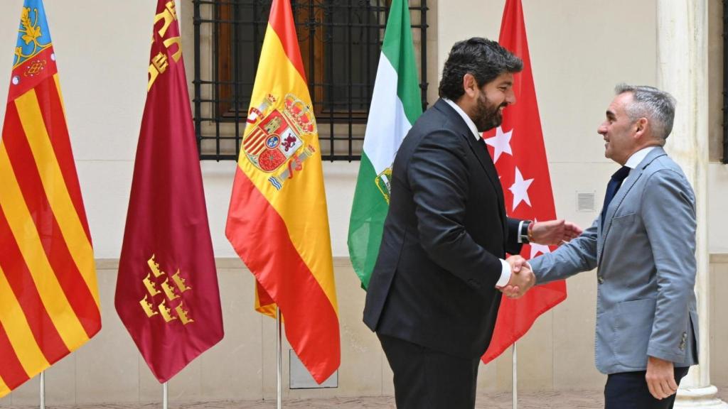 El presidente de la Región de Murcia, López Miras, y Barrachina en la cumbre del pasado verano sobre el agua.