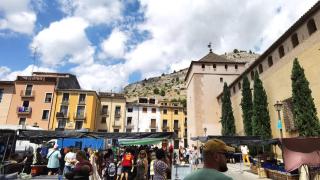 La plaza del Pla en Cocentaina, uno de los municipios alicantinos más citados por este refrán.