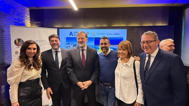 Luis Barcala y Mariano Rajoy, centro, junto a los otros destacados invitados de este martes.