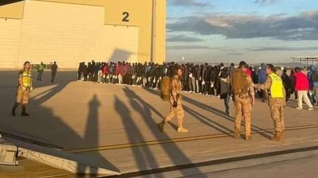 Los inmigrantes, en la Base de Zaragoza.