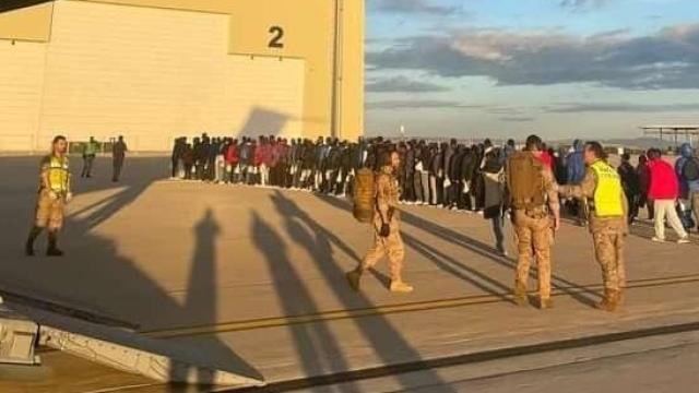 Los inmigrantes, en la Base de Zaragoza.