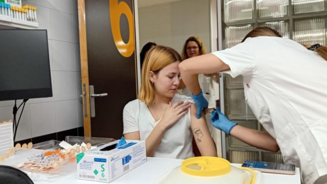 Una joven se vacuna contra la gripe en Aragón.