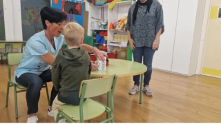 Un menor recibe su dosis contra la gripe.