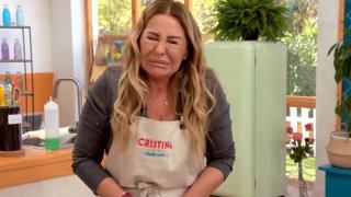 Cristina Tárrega con evidentes gestos de dolor tras quemarse la mano en 'Bake Off'.