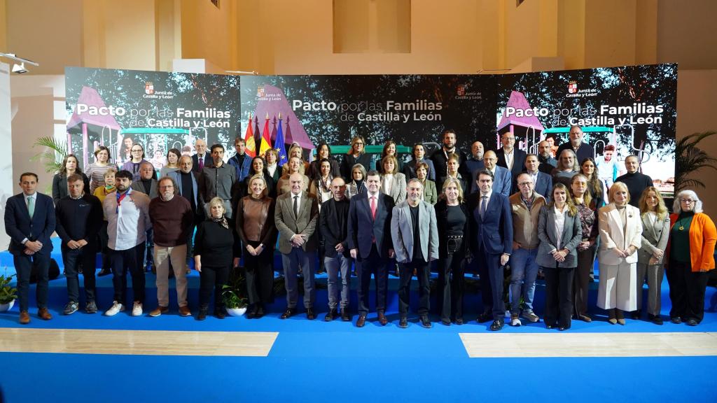 El presidente de la Junta de Castilla y León, Alfonso Fernández Mañueco, preside el acto de firma del Pacto Social por las familias de la Comunidad.