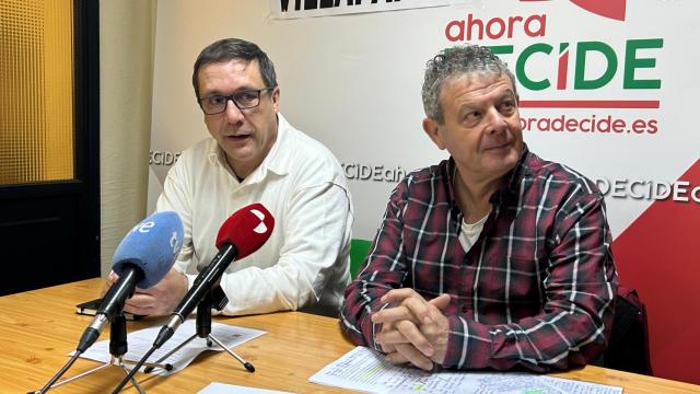 El portavoz de Ahora Decide, Manuel Fuentes, junto al alcalde de Villafáfila, Antonio Rodríguez en la rueda de prensa de este martes