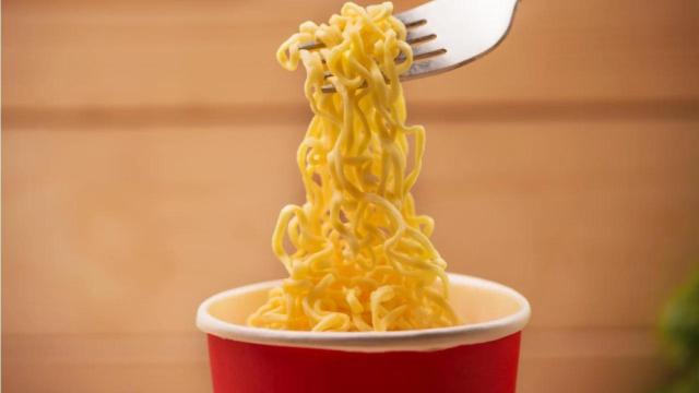 Unos fideos instantáneos.