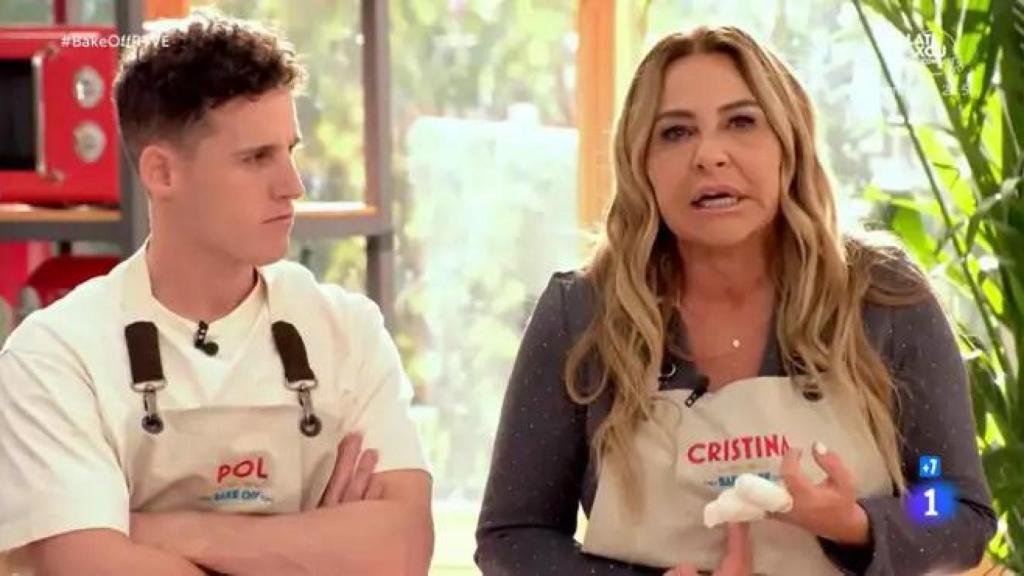 Cristina Tárrega, junto a Pol Espargaró, con los dedos de su mano derecha vendados.