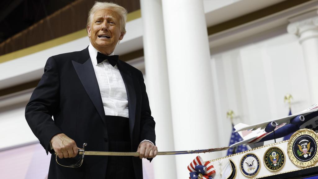 Durante el baile, Donald Trump cortó una tarta.
