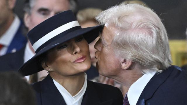 El 'no beso' entre Melania y Donald Trump en la investidura del nuevo presidente de Estados Unidos.