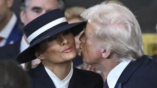 El 'no beso' entre Melania y Donald Trump en la investidura del nuevo presidente de Estados Unidos.