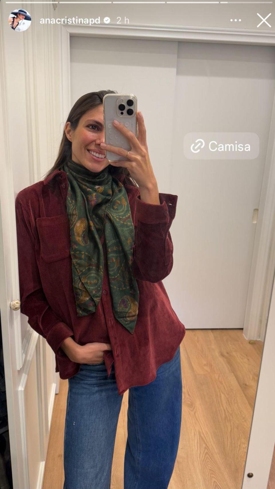 Ana Cristina Portillo luciendo la camisa de pana de Sézane.