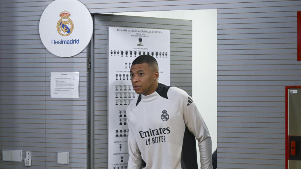 Kylian Mbappé entrando en la sala de prensa del Real Madrid en Valdebebas