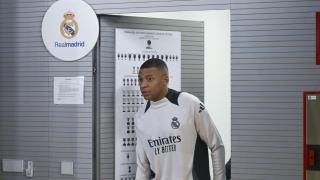 Kylian Mbappé entrando en la sala de prensa del Real Madrid en Valdebebas