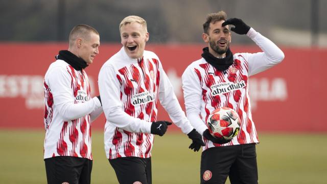 Viktor Tsygankov, Van de Beek y Stuani durante el entrenamiento previo al partido contra el Milan.