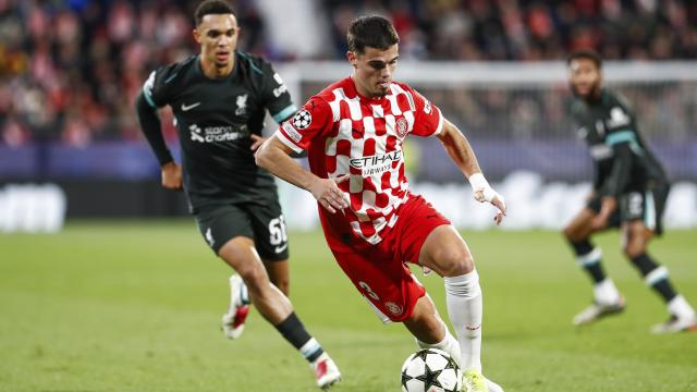 Miguel Gutiérrez conduce el balón durante el partido ante el Liverpool.