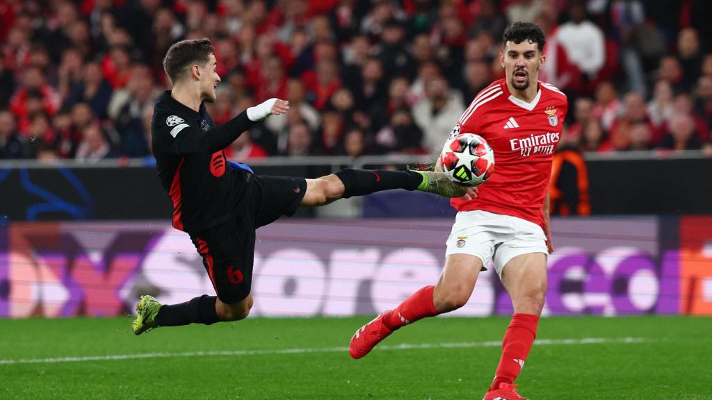 Gavi ejecuta un disparo en posición acrobática.