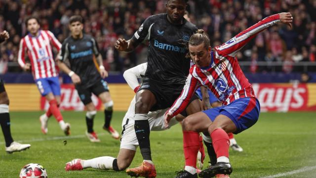 Griezmann trata de retener el balón ante la presión de Tapsoba.