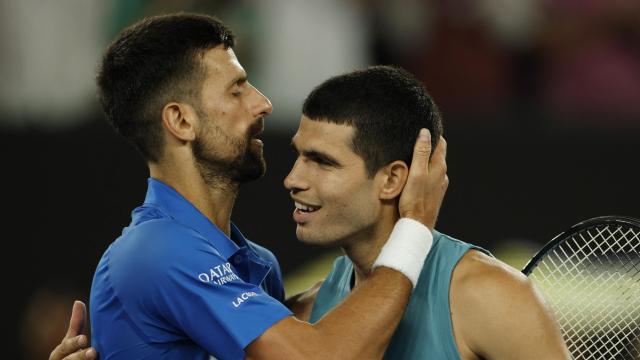 Novak Djokovic consuela a Carlos Alcaraz tras su partido en Australia