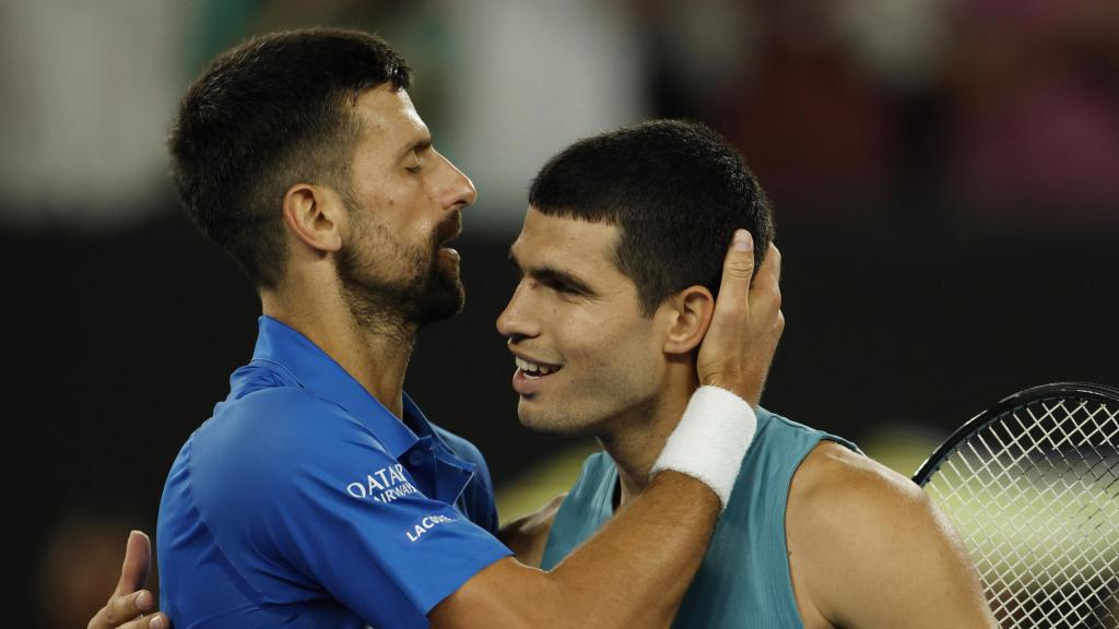 Novak Djokovic consuela a Carlos Alcaraz tras su partido en Australia