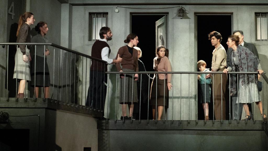 Una escena de 'Historia de una escalera' durante los ensayos. Foto: Javier Naval