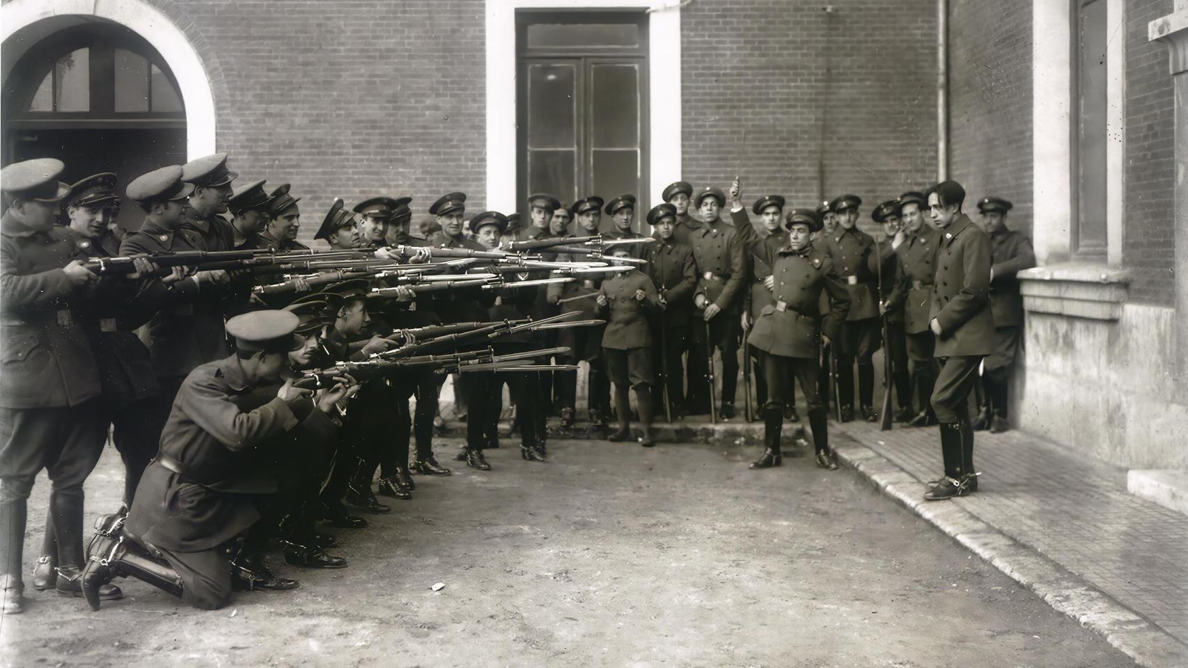 Simulacro de fusilamiento Academia de Caballería (1936). Fotografía de Cacho incluida en el libro 'El verano detenido', que recoge algunas instantáneas de Valladolid durante la contienda nunca antes publicadas.