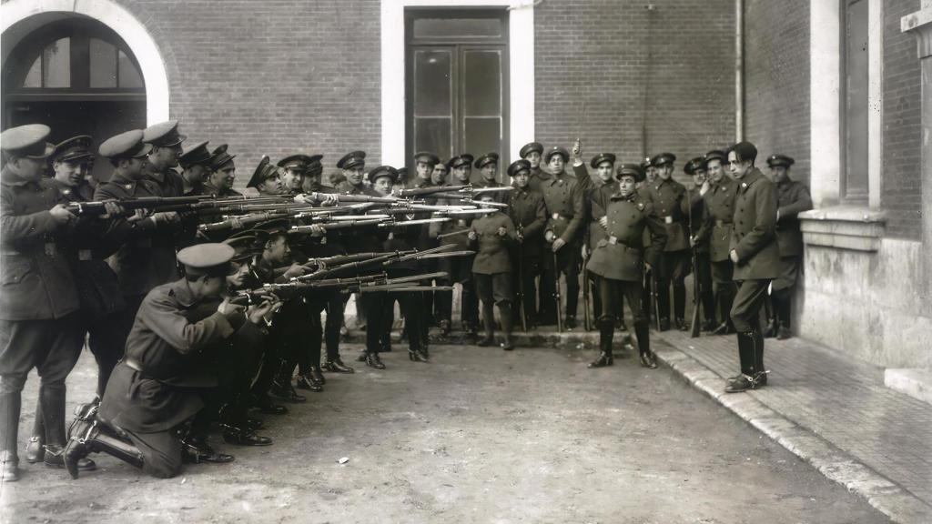 Simulacro de fusilamiento Academia de Caballería (1936). Fotografía de Cacho incluida en el libro 'El verano detenido', que recoge algunas instantáneas de Valladolid durante la contienda nunca antes publicadas.  