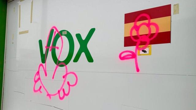 Pintadas en la sede de Vox en Alcázar de San Juan (Ciudad Real). Foto: Vox.