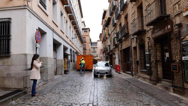 La constructora ya ha colocado un contendor de grandes dimensiones en la calle Santa Fe.