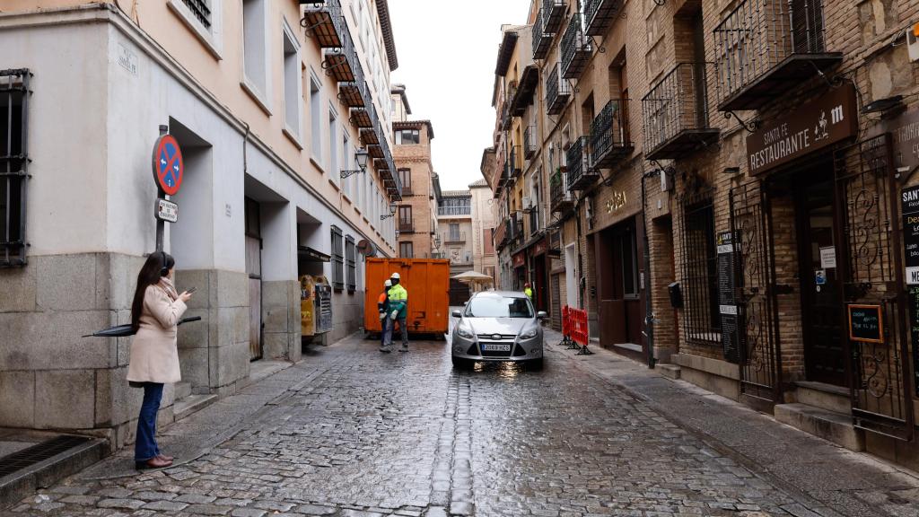 La constructora ya ha colocado un contendor de grandes dimensiones en la calle Santa Fe.