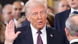 Trump presta juramento el día de su toma de posesión presidencial. 20 de enero de 2025.