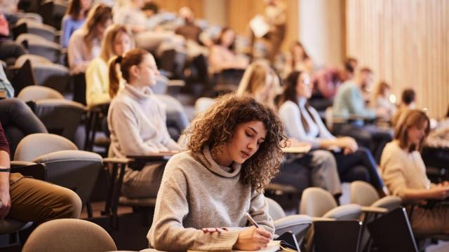 Alumna en la universidad haciendo un examen.