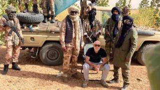 El español liberado en el norte de Malí junto a miembros del Frente de Liberación del Azawad (FLA) que le han localizado.