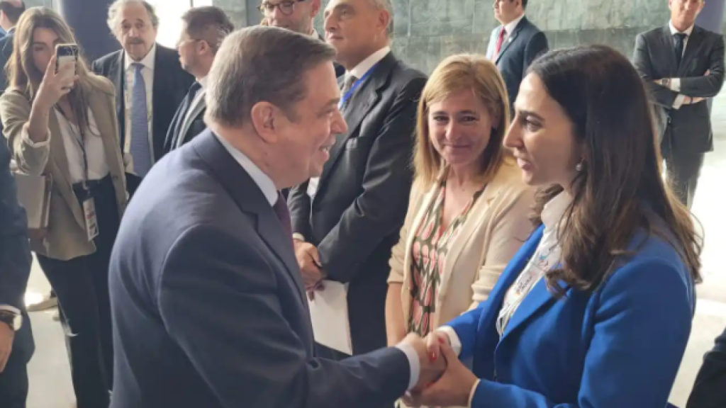 La consejera Sara Rubira saludando al ministro Luis Planas, en octubre de 2023, en la inauguración de la feria Fruit Attraction.