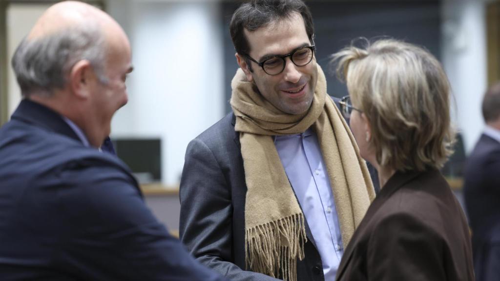 El vicepresidente del BCE, Luis de Guindos, y el ministro de Economía, Carlos Cuerpo, durante el Ecofin de este martes en Bruselas