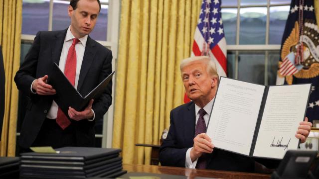 Donald Trump firma sus primeras órdenes ejecutivas tras jurar su cargo como presidente de EEUU.