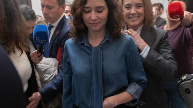 La presidenta de la Comunidad de Madrid, Isabel Díaz Ayuso (i) y la secretaria general del PP, Cuca Gamarra (d), a su llegada a un desayuno informativo, en el Hotel Mandarin Oriental Ritz.