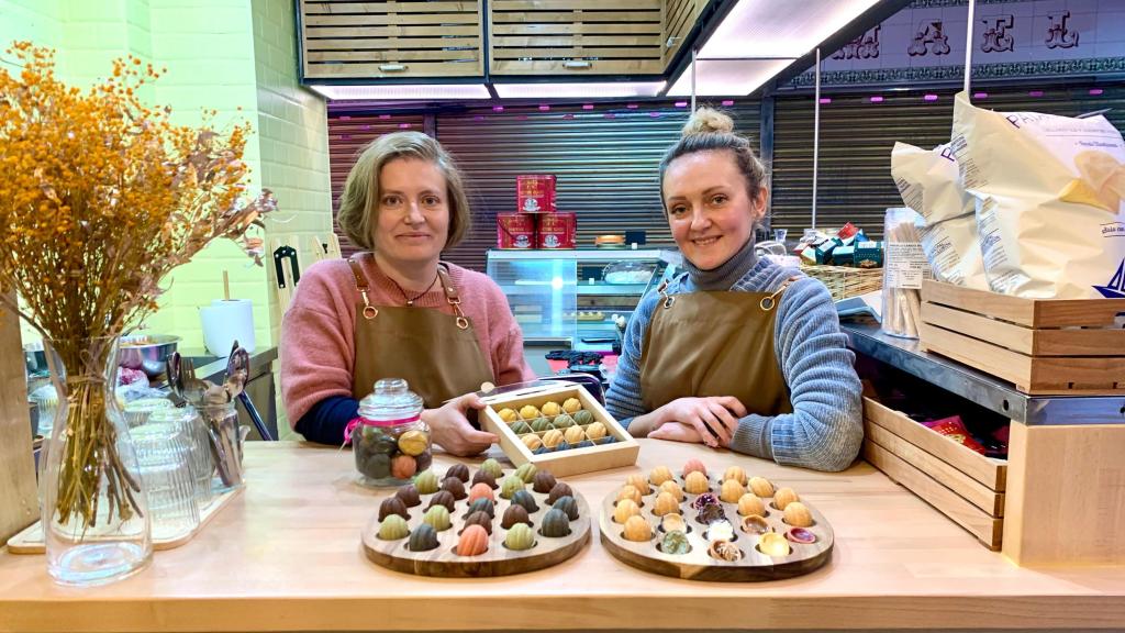 Adeline y Mariana, en Nuezz, su puesto del Mercado de Antón Martín.