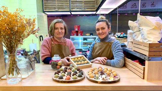 Adeline y Mariana, en Nuezz, su puesto del Mercado de Antón Martín.