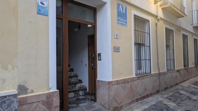 Imágenes de la vivienda del Centro de Málaga en la que ha sido encontrado el cuerpo sin vida de una persona.