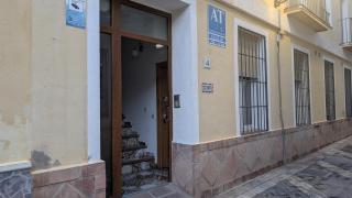 Imágenes de la vivienda del Centro de Málaga en la que ha sido encontrado el cuerpo sin vida de una persona.